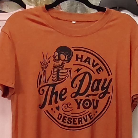 Unisex Medium T SHIRT 🧡 HAVE THE DAY YOU DESERVE - Picture 3 of 7
